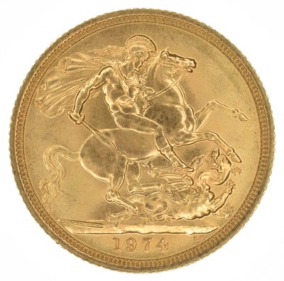 Lot 89 - Queen Elizabeth II, Sovereigns, 1974, EF (3).