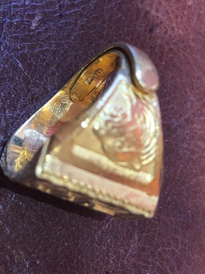 Lot 83 - A signet ring