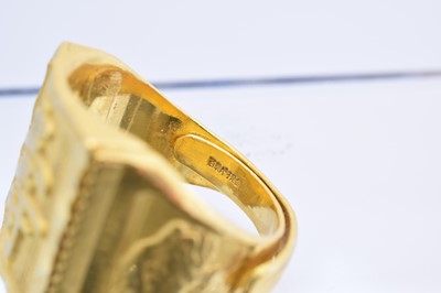 Lot 83 - A signet ring