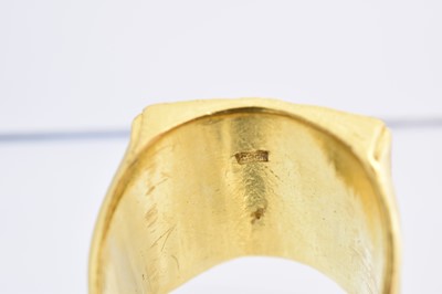 Lot 83 - A signet ring