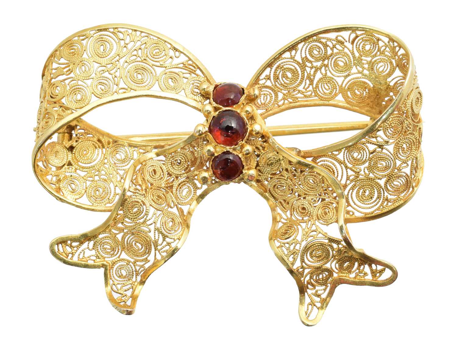 Lot 23 - A garnet bow brooch
