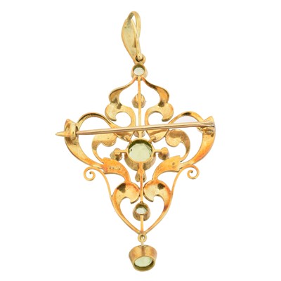 Lot 42 - An early 20th century 15ct gold peridot and seed pearl pendant