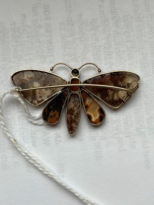 Lot 13 - An agate butterfly brooch