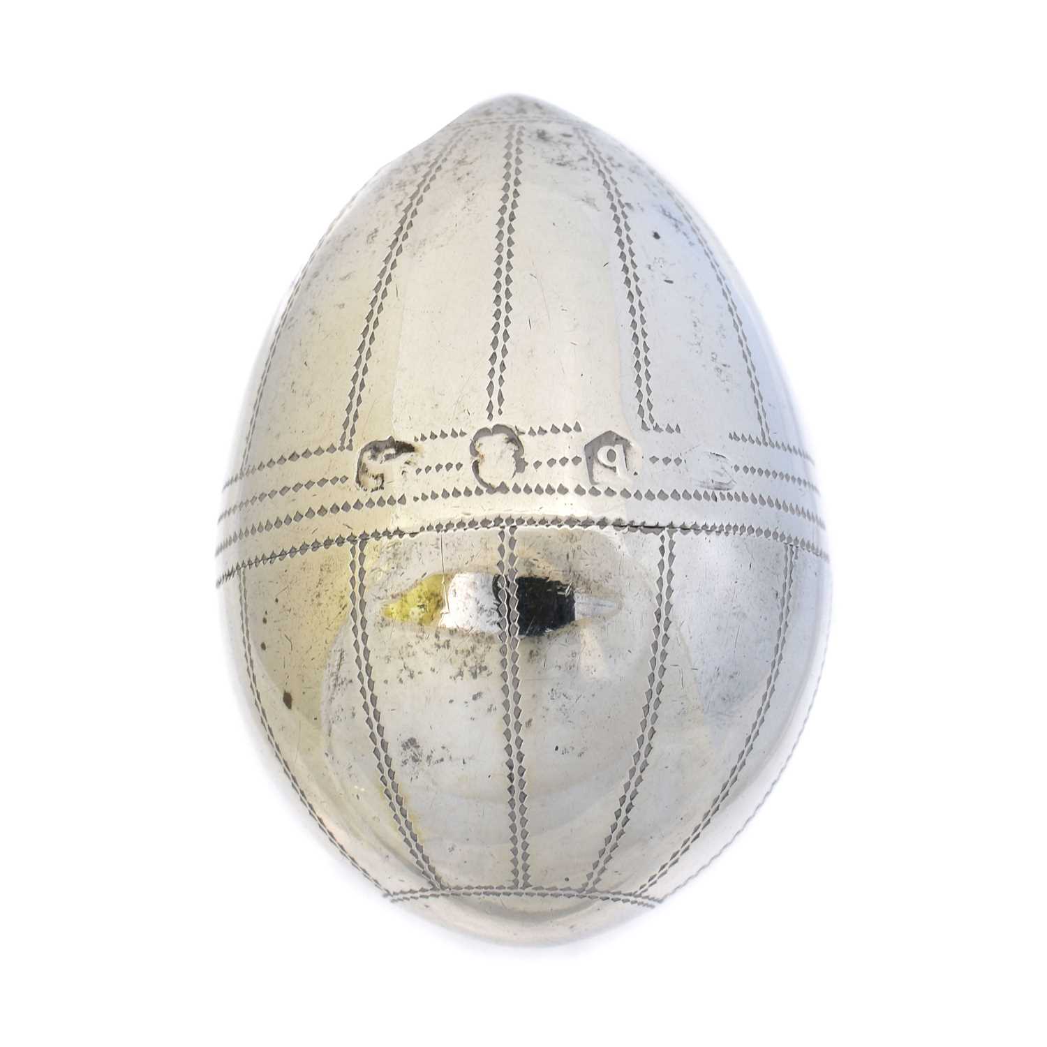 Lot 11 - A George III silver nutmeg grater