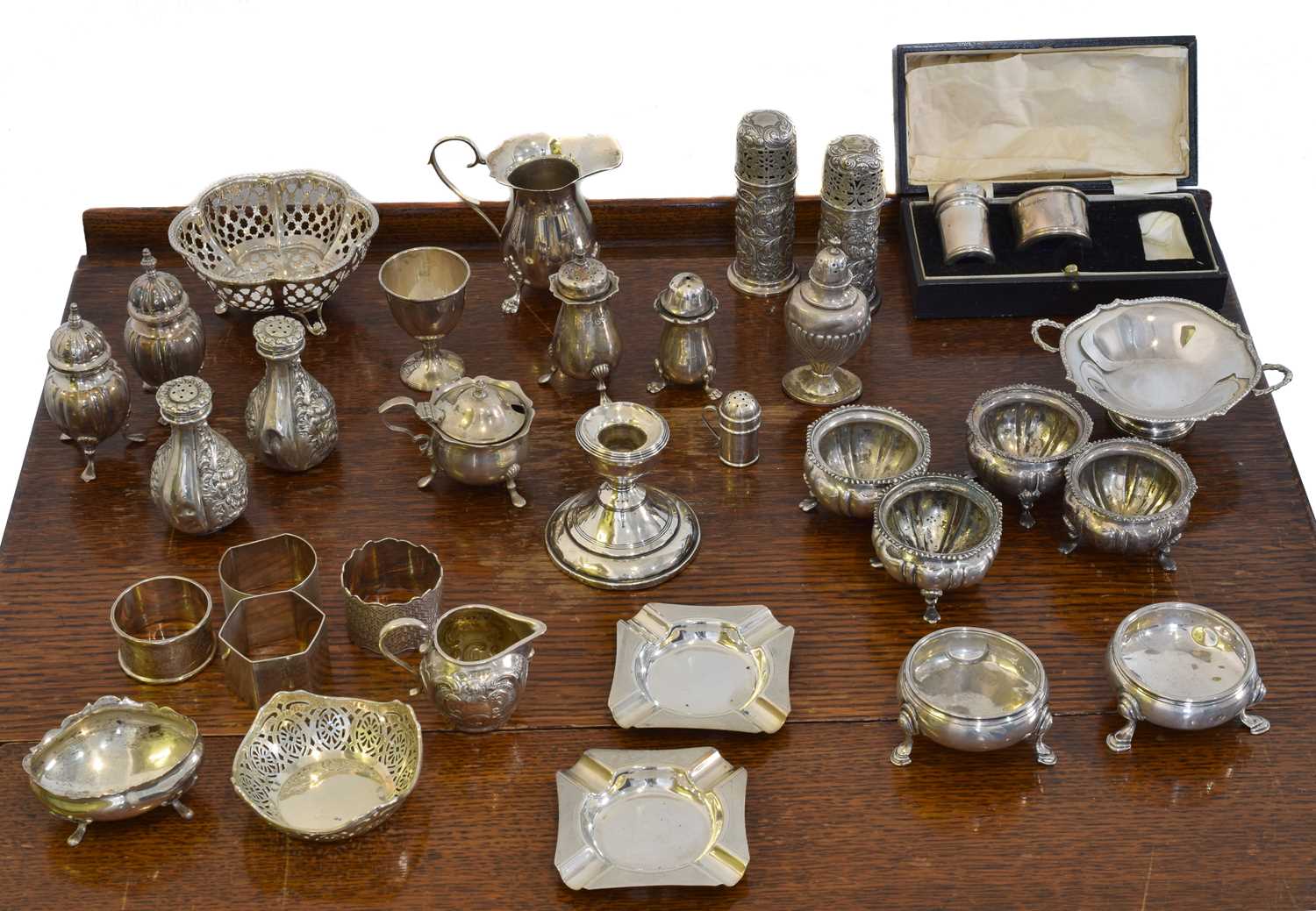 Lot 17 - A selection of silver.