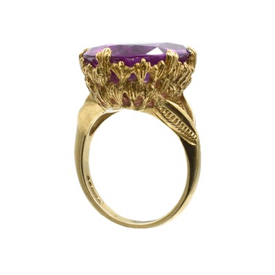 Lot 75 - A 25ct synthetic colour-change sapphire ring