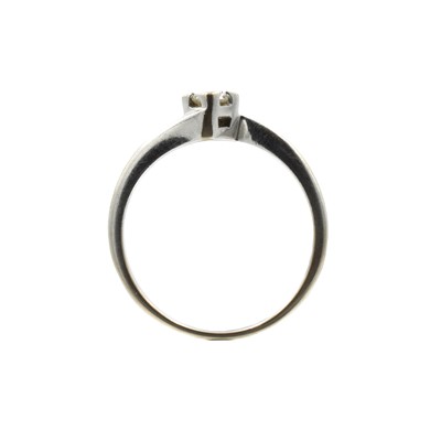 Lot 129 - A diamond twist solitaire ring set in white gold