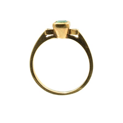 Lot 90 - An emerald and gold ring