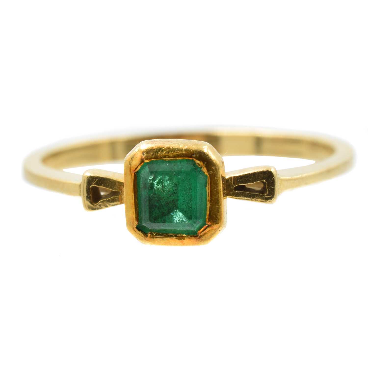 Lot 90 - An emerald and gold ring