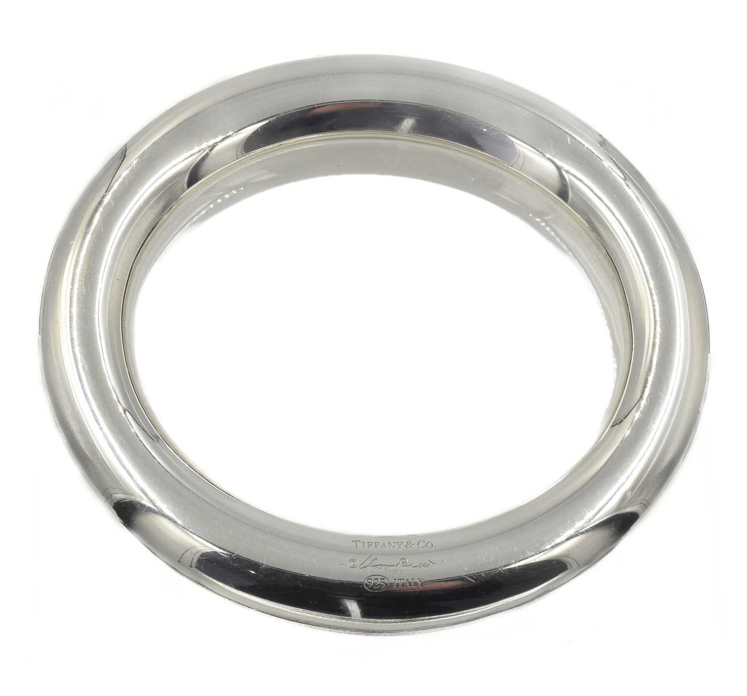 Lot 36 - Tiffany Elsa Peretti Doughnut bangle, set in silver