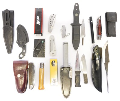 Lot 252 - Collection of modern fixed blade and folding...
