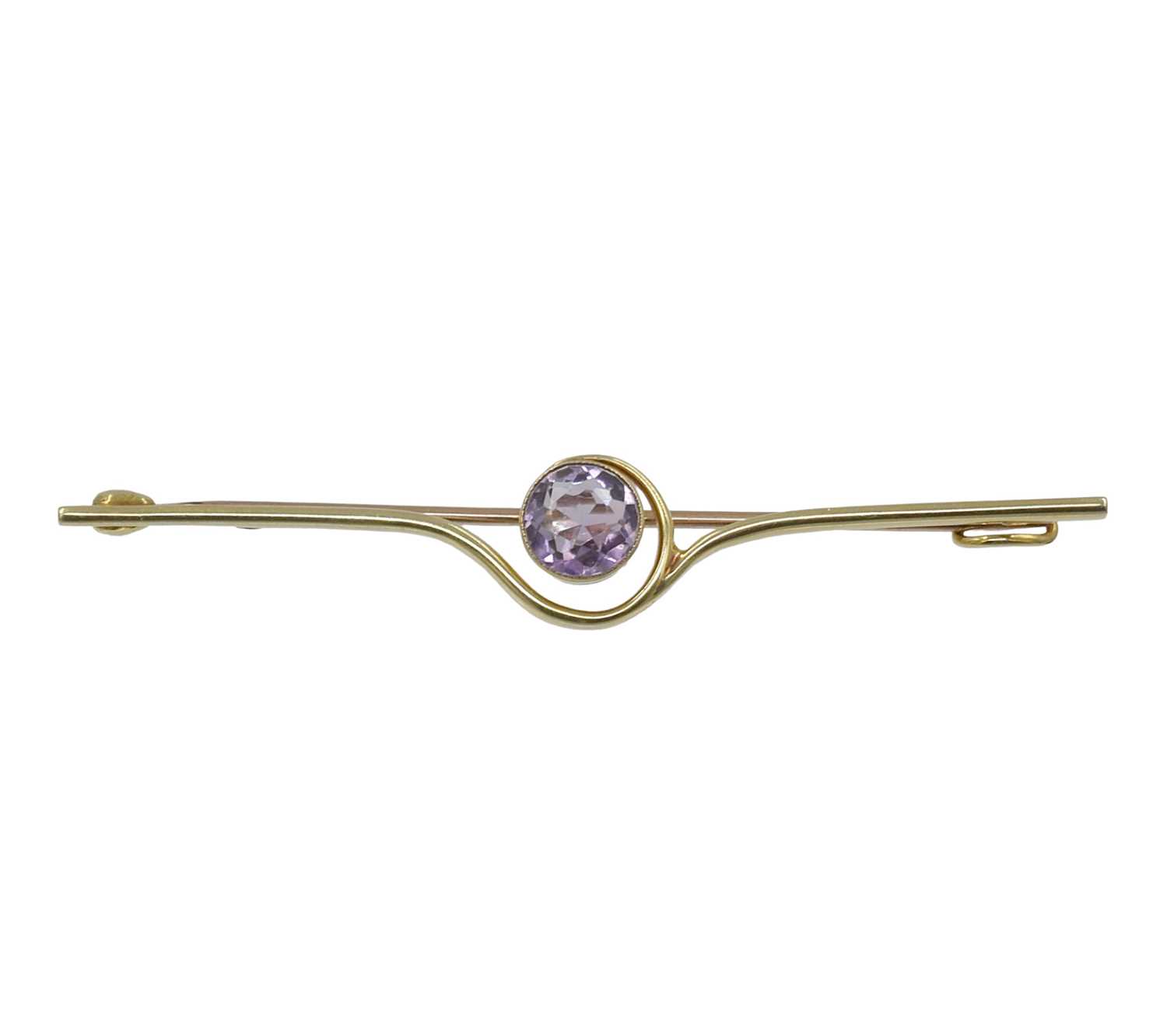 Lot 27 - A 15ct gold and amethyst Edwardian brooch