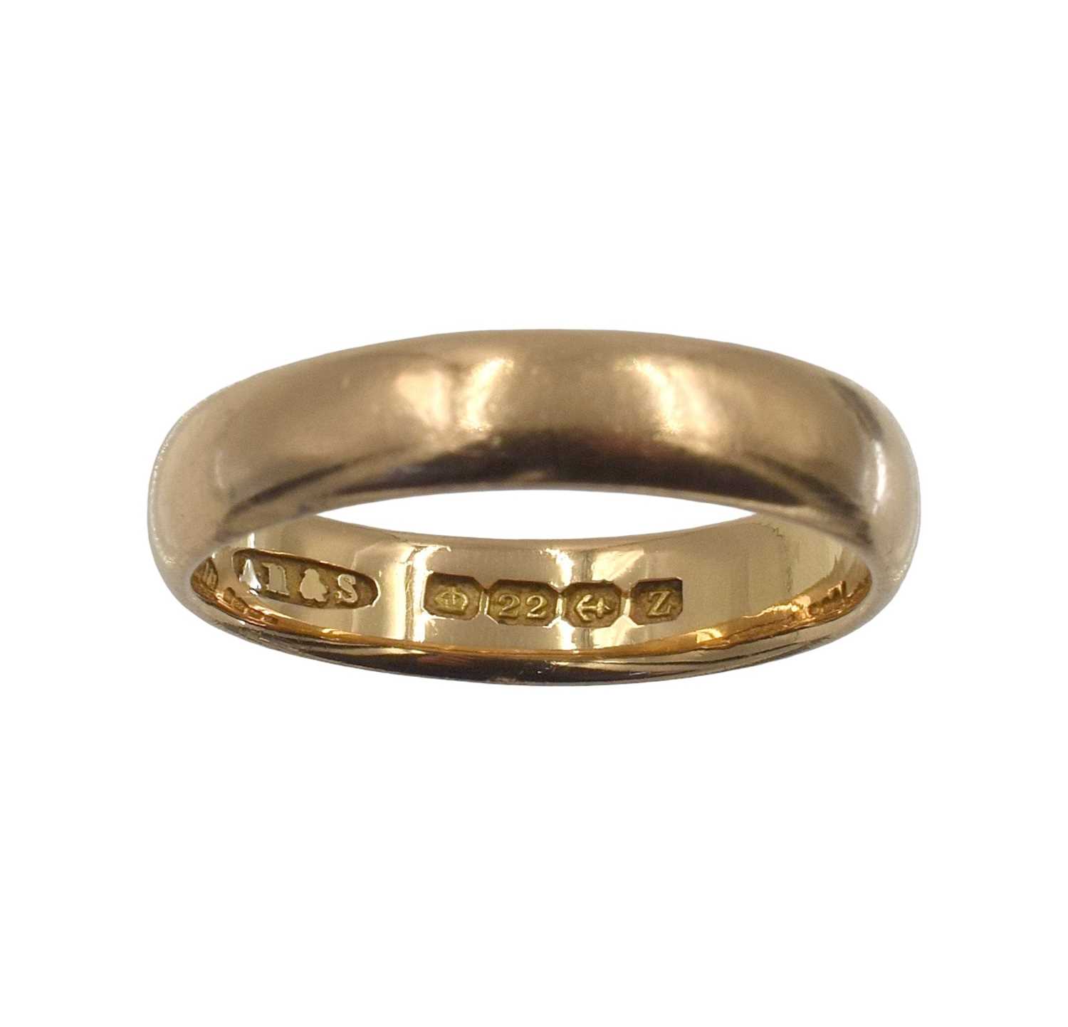 Lot 26 - A 22ct gold band