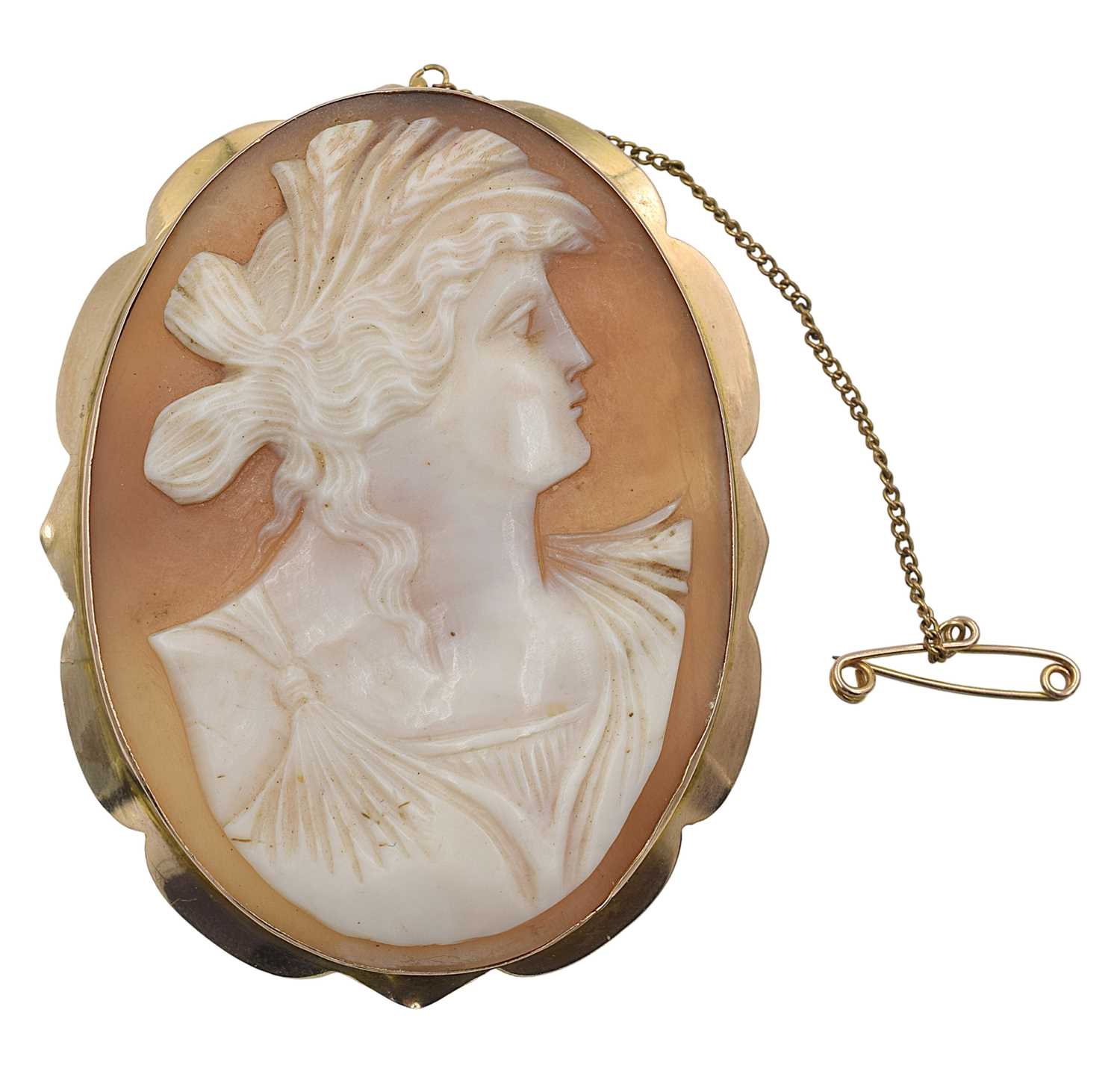 Lot 41 - A large 9ct gold cameo brooch