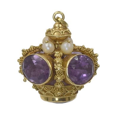Lot 16 - An 18ct gold Etruscan-Revival charm fob