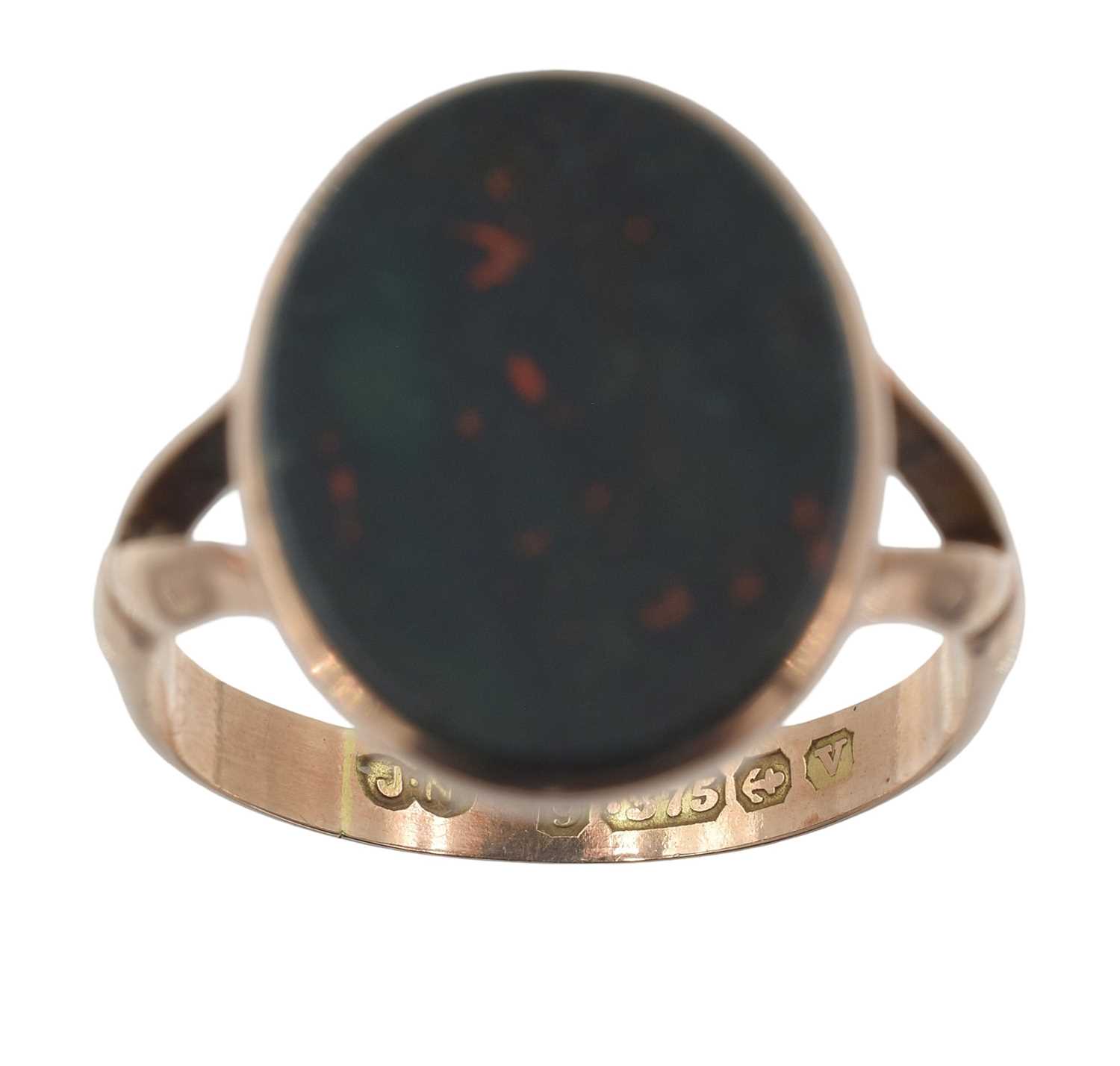 Lot 24 - A 9ct gold and blood stone ring