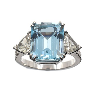 Lot 274 - An 18ct gold, topaz and diamond ring