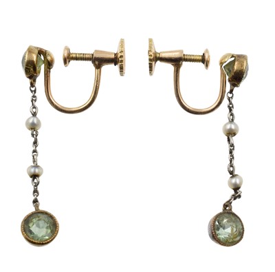 Lot 101 - A pair of Edwardian 14ct gold, peridot and pearl earrings