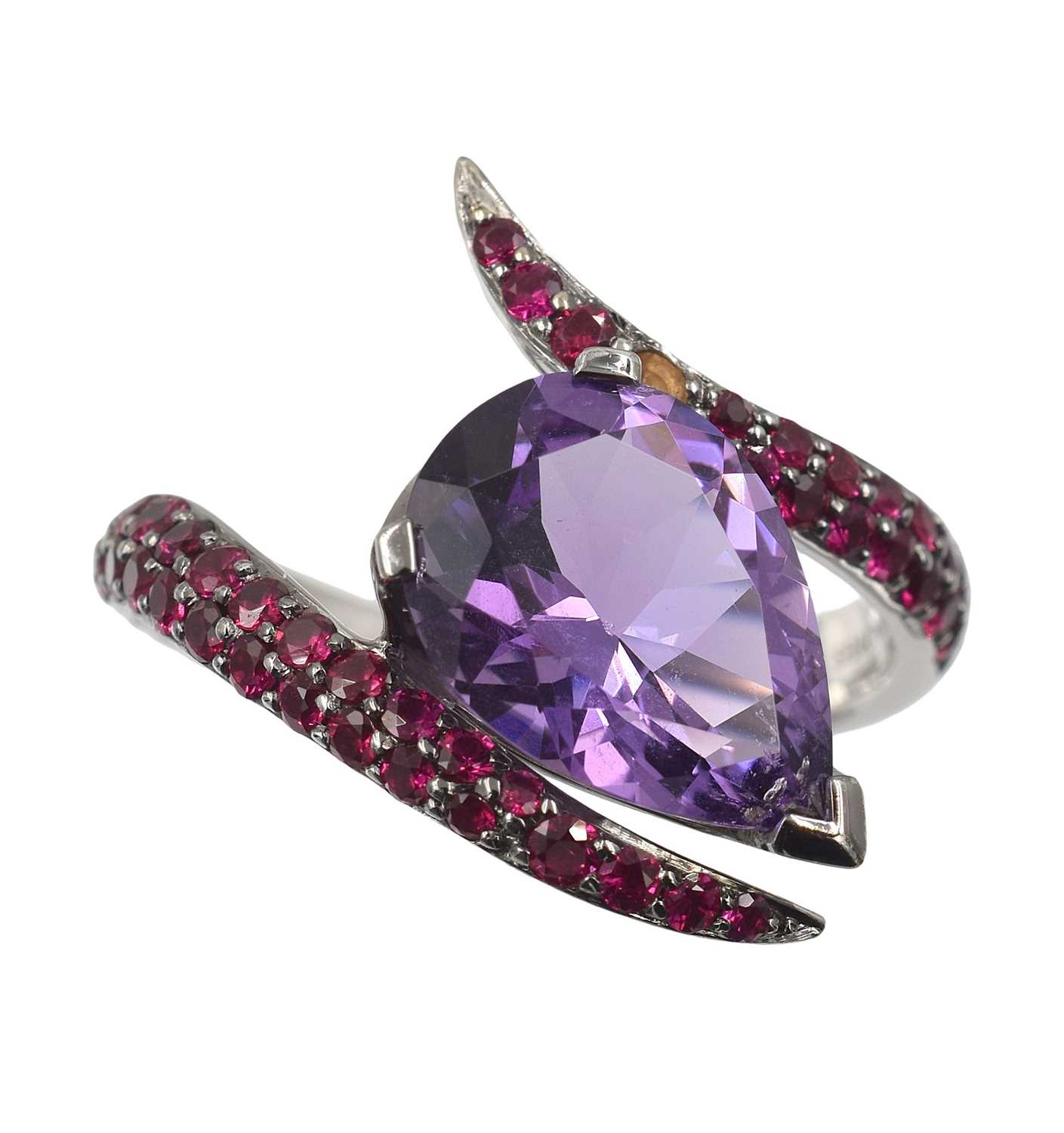 Lot 103 - An 18ct gold, ruby and amethyst ring "Aurora" ring by Shaun Leane