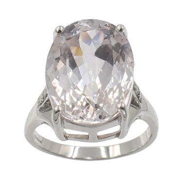 Lot 1 - A 9ct white gold and kunzite ring