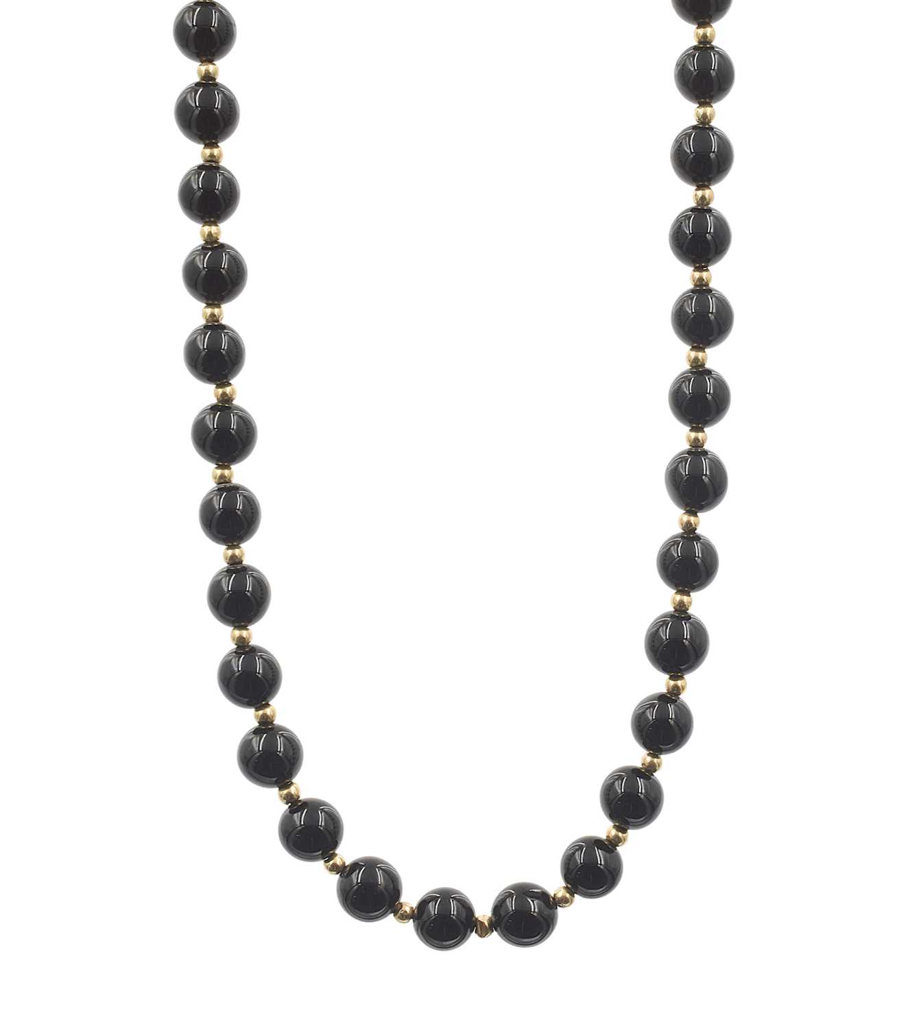 Lot 21 - An onyx bead necklace