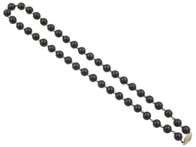 Lot 21 - An onyx bead necklace