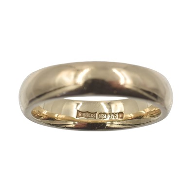 Lot 29 - A 9ct gold wedding band