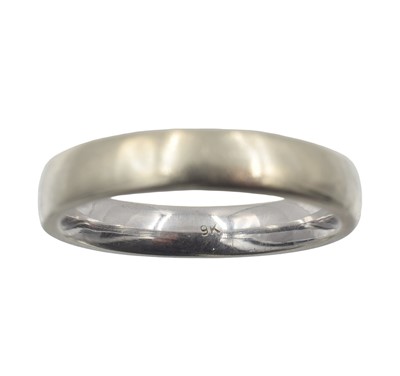Lot 157 - A 9ct white gold wedding band