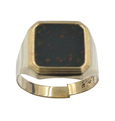 Lot 284 - An 8ct gold and bloodstone ring