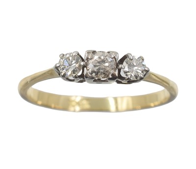Lot 97 - A three-stone diamond ring