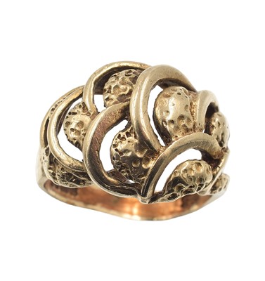 Lot 25 - A hammered stylised cluster ring, composed of 9ct gold