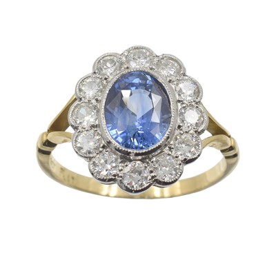 Lot 147 - A sapphire and diamond cluster ring