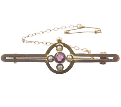 Lot 52 - A 9ct Edwardian garnet and split-pearl brooch