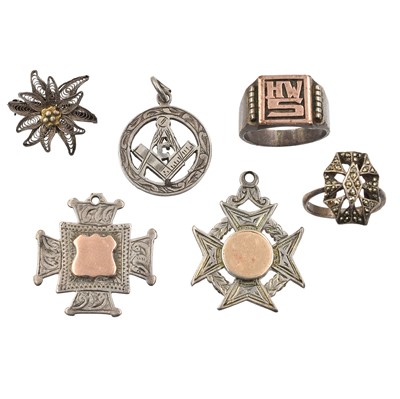 Lot 112 - A selection of silver items