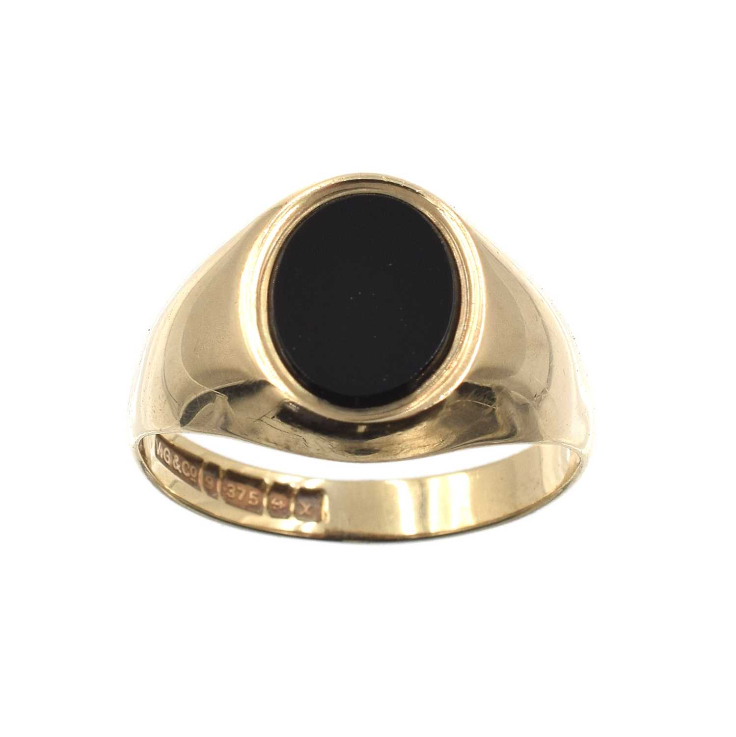 Lot 15 - A 9ct yellow gold onyx ring