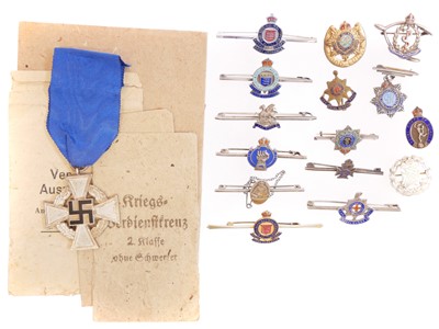 Lot Collection of fifteen Sweetheart brooches,...