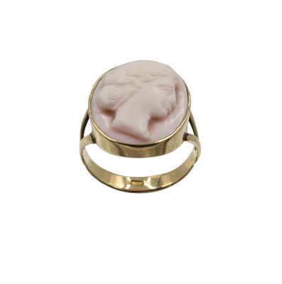 Lot A 9ct yellow gold conch cameo ring