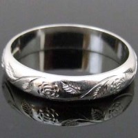 Lot 387 - Platinum engraved band 5.2g.